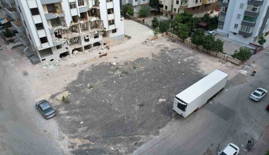 Depremde yıkılan binaları gören duygulanıyor