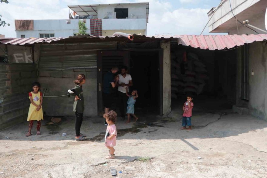 Kızlarıyla bir başına kalan çaresiz baba, eşine seslenip eve dönmesini istedi