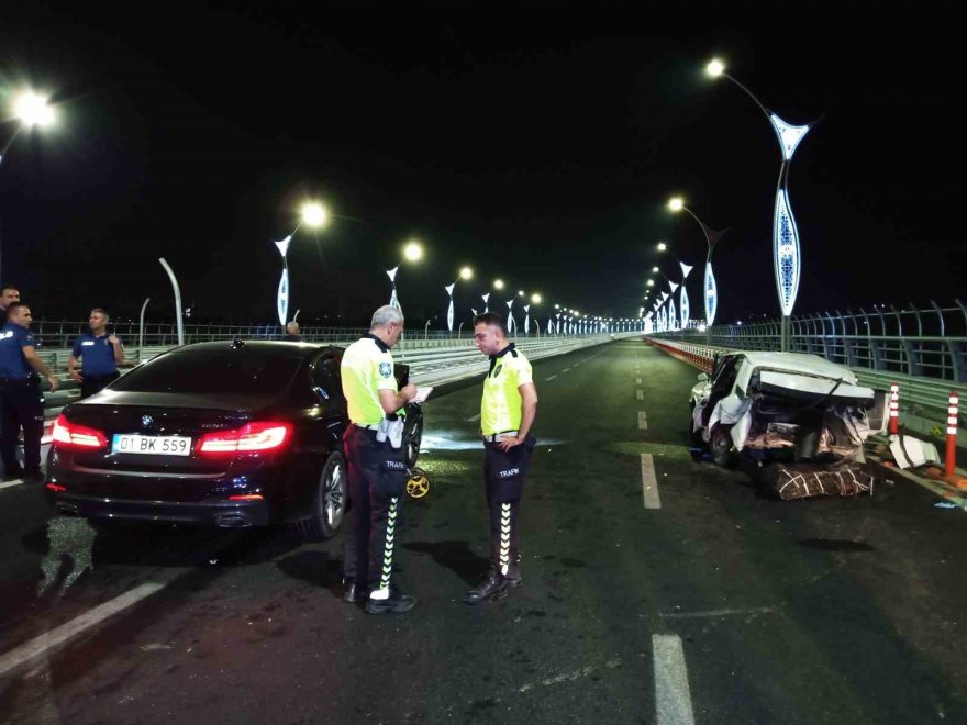 Lüks otomobilin çarptığı otomobil kağıt gibi ezildi: 1 ölü, 1 yaralı