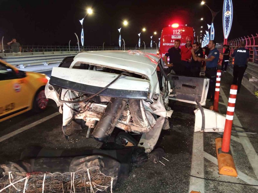 Lüks otomobilin çarptığı otomobil kağıt gibi ezildi: 1 ölü, 1 yaralı