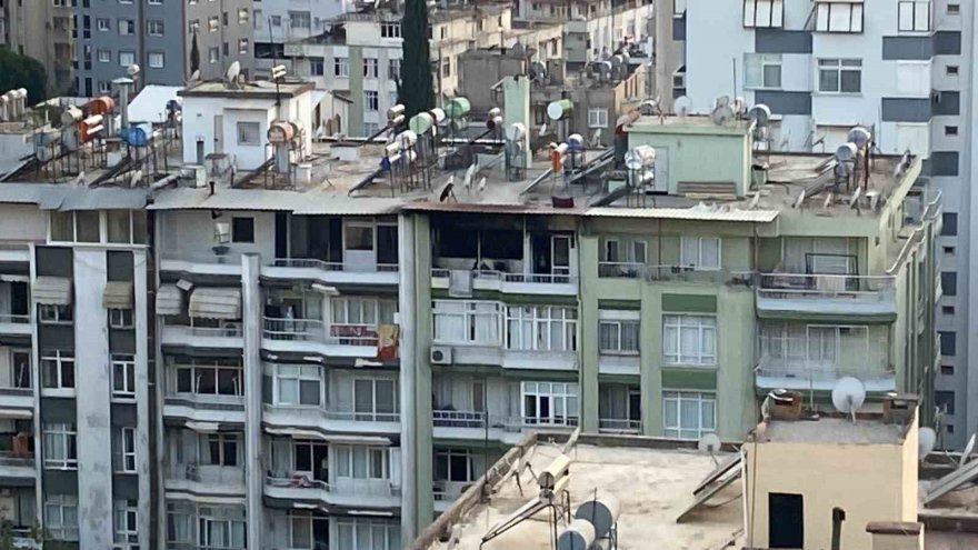 Adana’da apartman dairesi alevlere teslim oldu