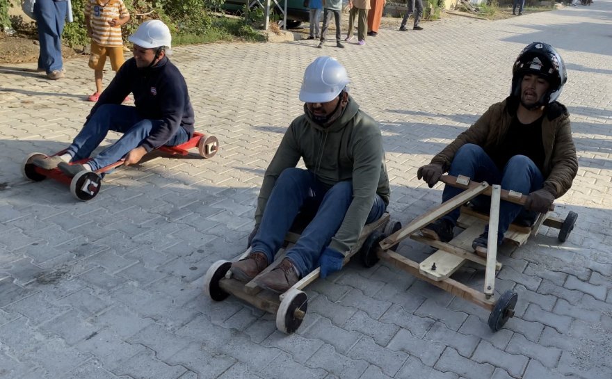 Adana’da köylüler el yapımı tahta araçlarla yarıştı