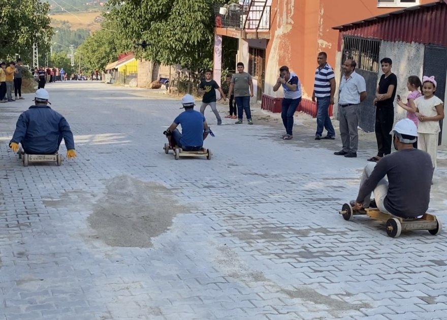 Adana’da köylüler el yapımı tahta araçlarla yarıştı