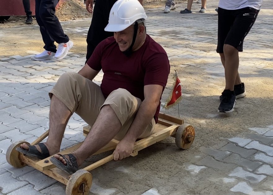 Adana’da köylüler el yapımı tahta araçlarla yarıştı