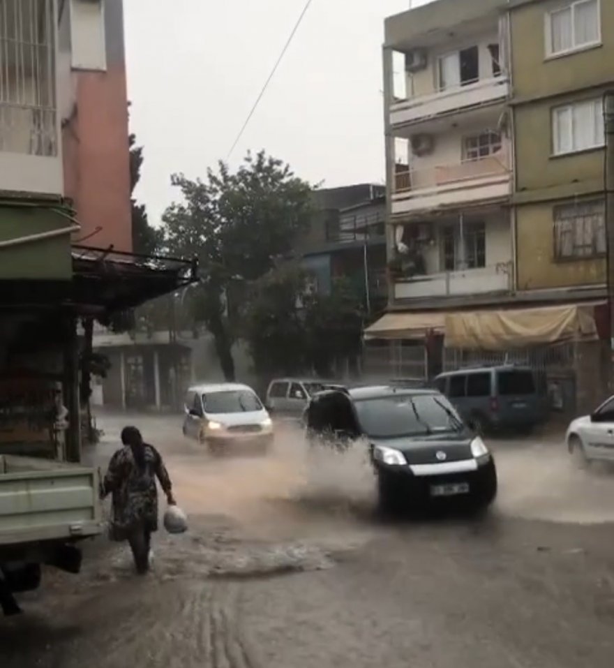 Adana’da kuvvetli yağış ve rüzgar hayatı olumsuz etkiledi