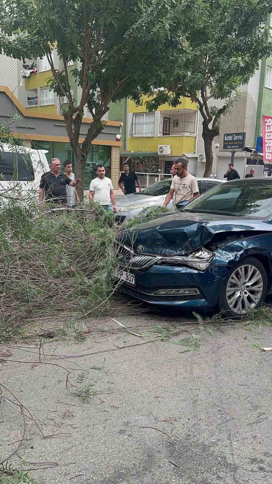 Adana’da kuvvetli yağış ve rüzgar hayatı olumsuz etkiledi