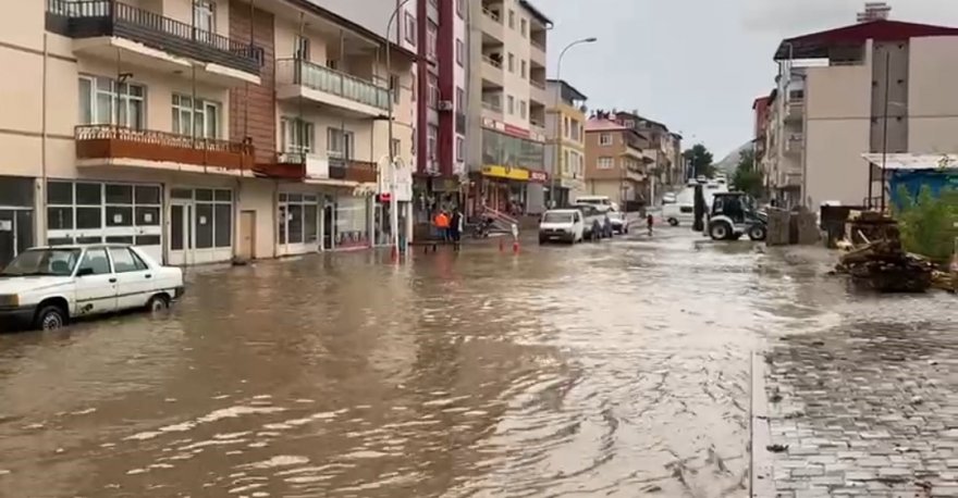 Adana’da en kuzeydeki ilçesinde ani yağmur sele neden oldu