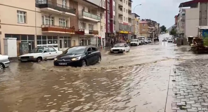 Adana’da en kuzeydeki ilçesinde ani yağmur sele neden oldu