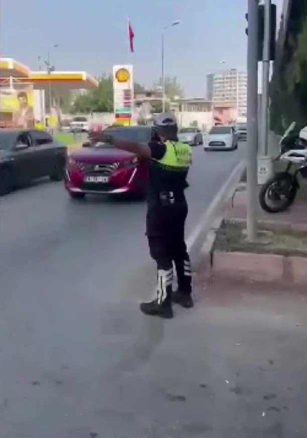 Polis sıkışan trafiği helikopterle tespit edip açtı