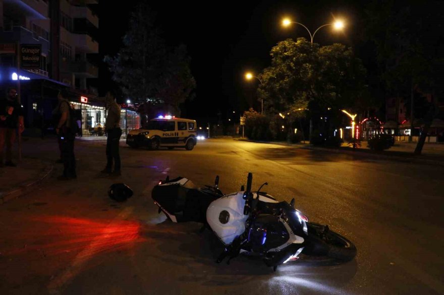 Plakasız motosikletle gelip iş yerine AK-47 ile saldırı düzenleyecekleri sırada bekçilere yakalandılar