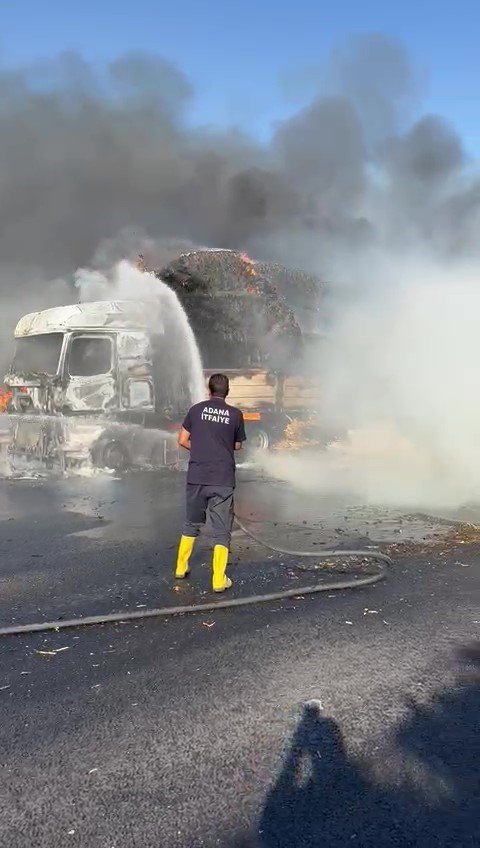 Otoyolda saman yüklü tır yandı, trafik durma noktasına geldi