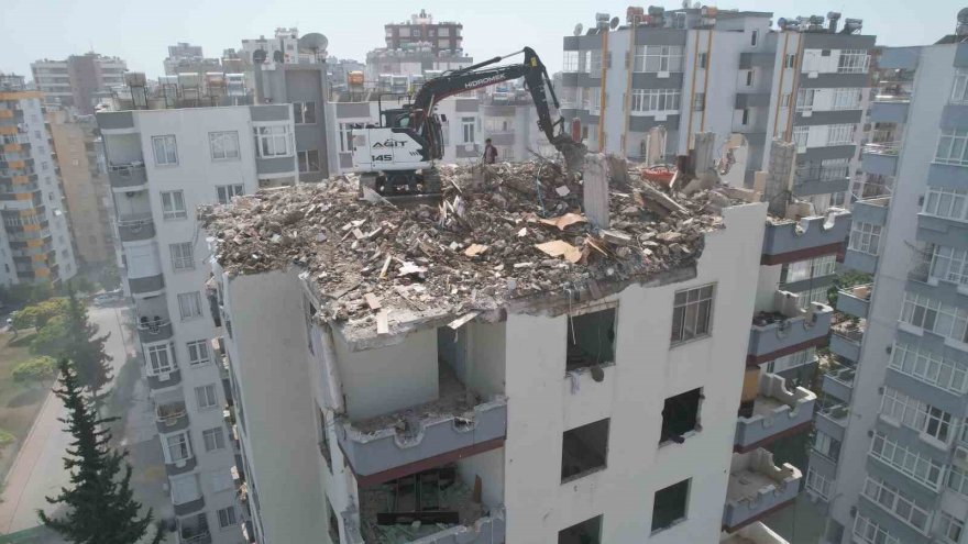 Velilerin korkulu rüyası apartmanın yıkımına başlanıldı