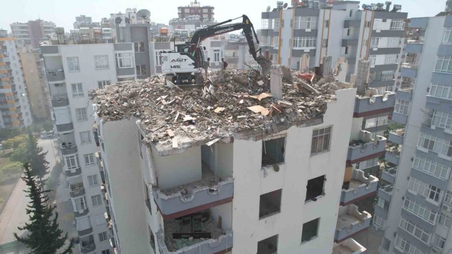 Velilerin korkulu rüyası apartmanın yıkımına başlanıldı