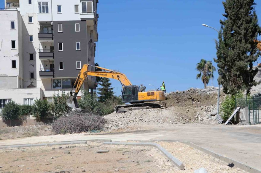 Adana’da ağır hasarlı binaların yıkımı sürüyor