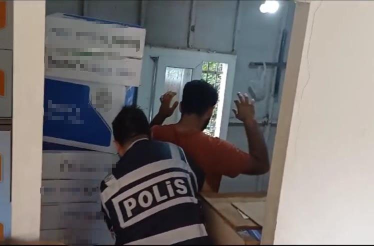 Adana’da kaçak sigara üretilen eve operasyon: 3 gözaltı