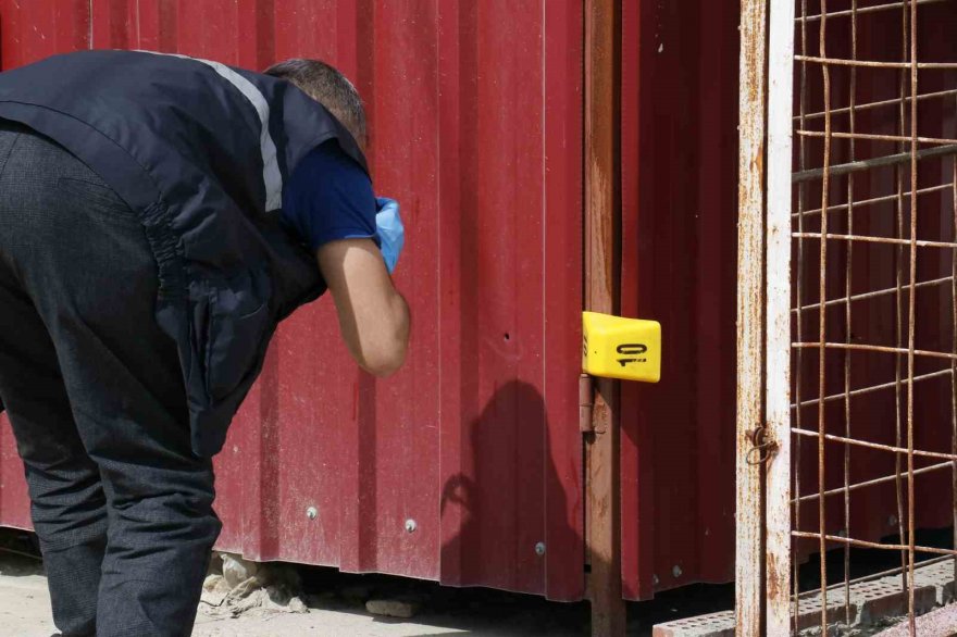 Adana'da akaryakıt istasyonunda infaz girişimi: Kar maskeli şüpheli başına ateş etti!