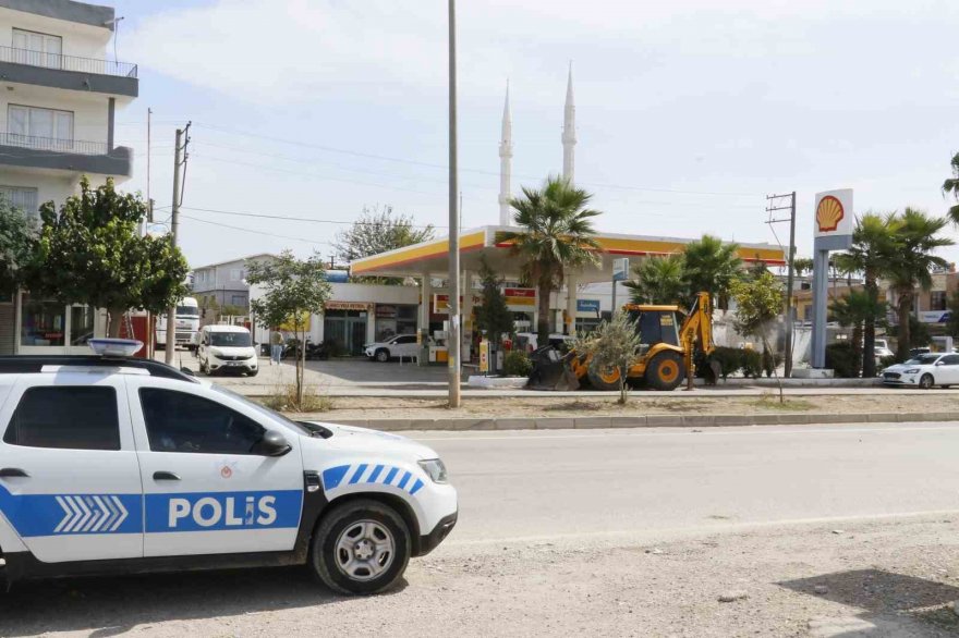 Adana'da akaryakıt istasyonunda infaz girişimi: Kar maskeli şüpheli başına ateş etti!