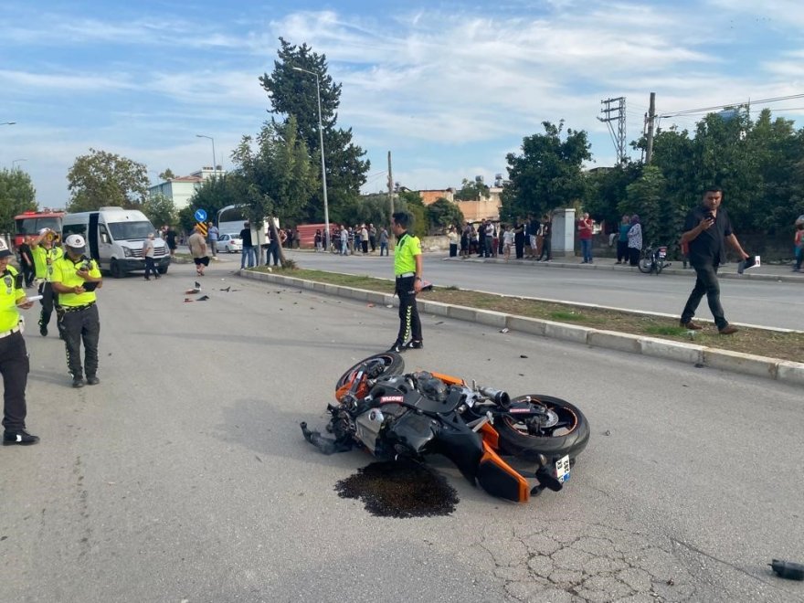 Adana Ceyhan’da motosiklet minibüse çarptı: 2 kişi hayatını kaybetti