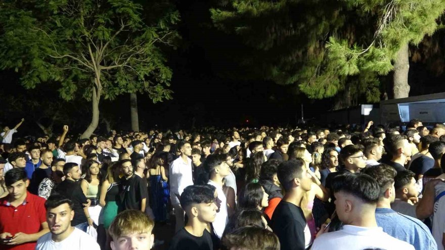 Adana’da Çukurova Rock Festivali’nde gençler bariyerleri bilet gişelerini yıkıp içeri girdi