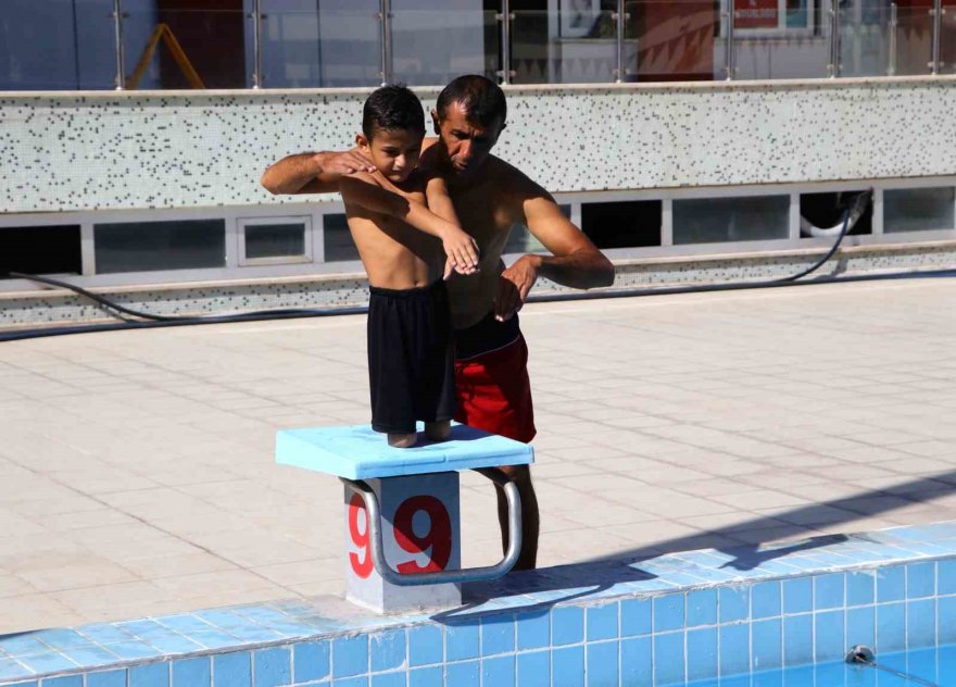 Önce tekerlekli sandalyeden kurtuldu, şimdi yüzerek hayata tutundu