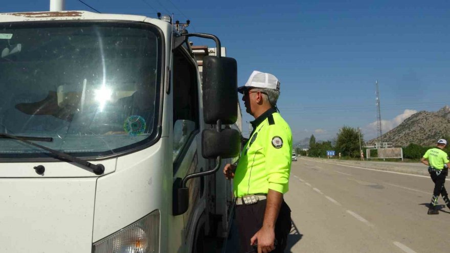 Trafikte sürücülerin kural ihlalleri dron destekli denetime takıldı