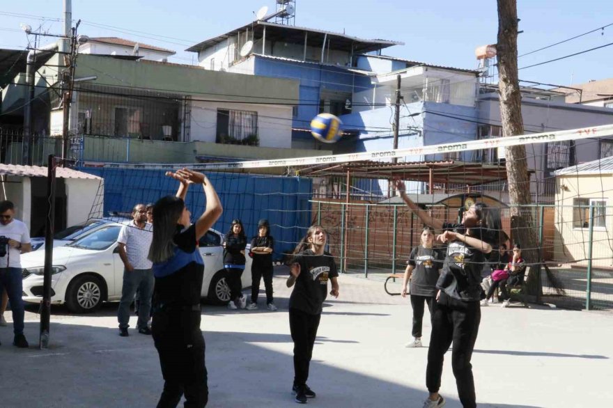 Kadın polisler kız öğrencilerle voleybol oynadı