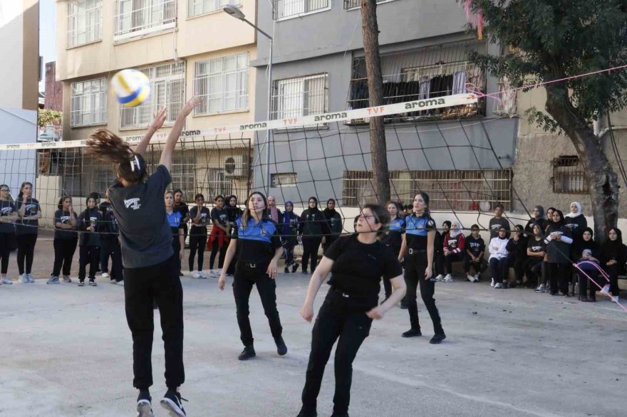 Kadın polisler kız öğrencilerle voleybol oynadı