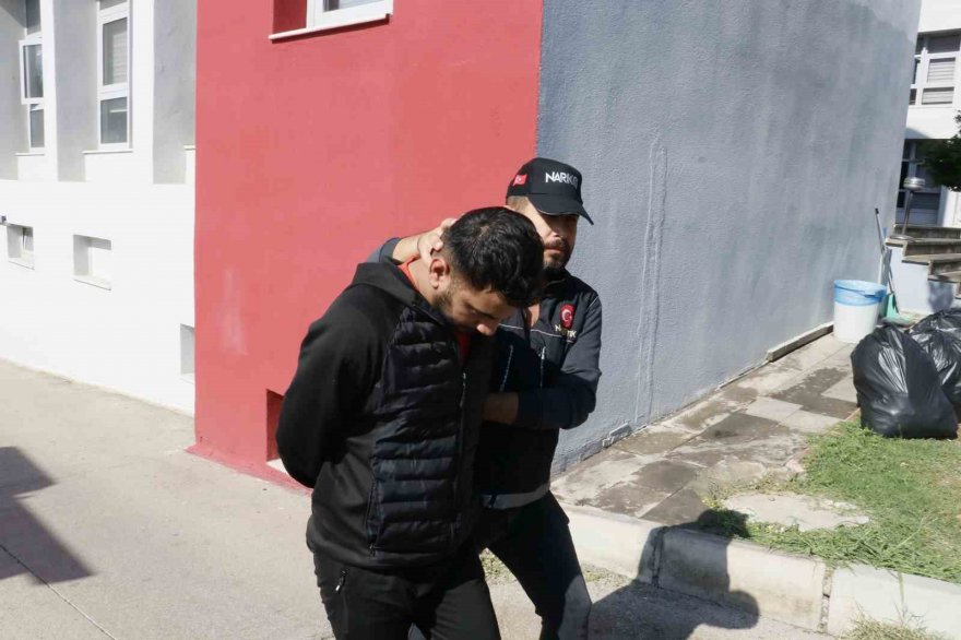 Narkotik polisleri saman yüklü çuvalların içerisine gizlenmiş 66 kilogram esrar ele geçirdi