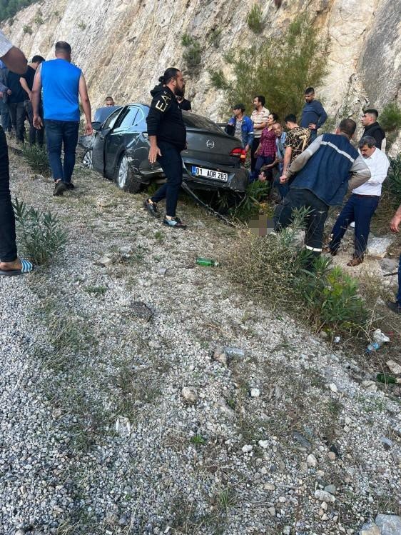 Adana’da otomobil şarampole devrildi: 3 yaralı