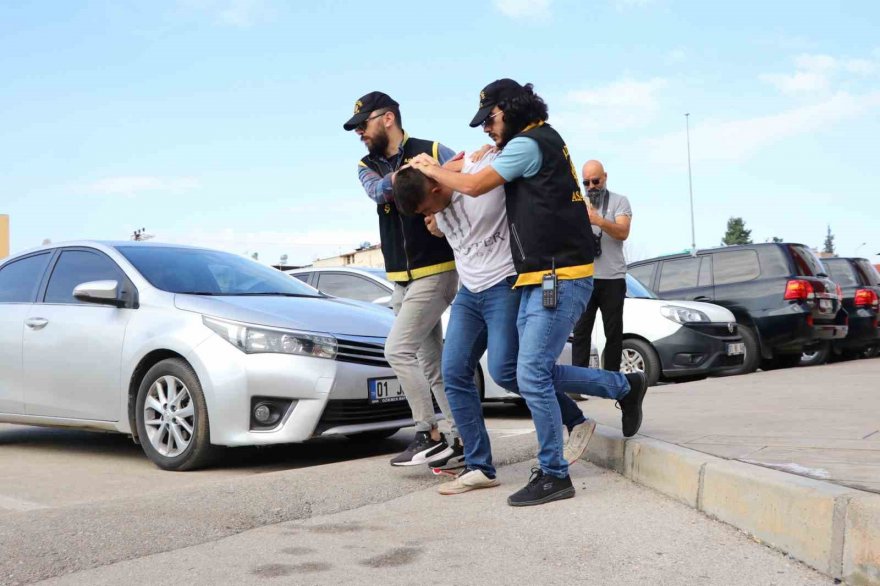 Kapkaççının üniversite öğrencisini yerde sürüklediği anlar kamerada