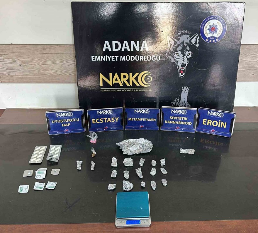 Adana’da narkotik polislerinin yakaladığı 2 uyuşturucu satıcısı tutuklandı