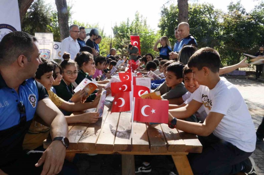 Sosyal medya bağımlılığının önüne geçmek için polis ‘okuma etkinliği’ düzenledi