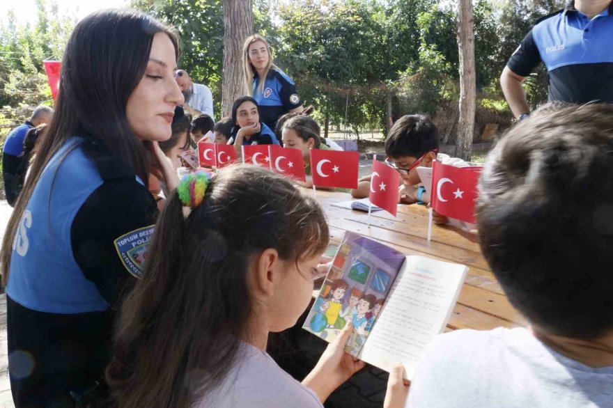 Sosyal medya bağımlılığının önüne geçmek için polis ‘okuma etkinliği’ düzenledi