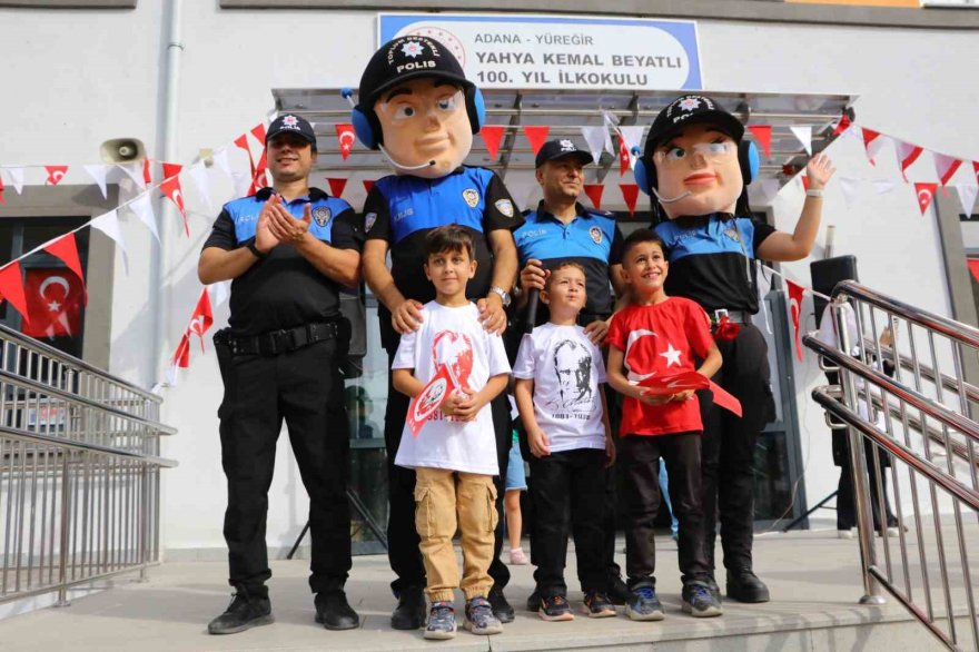 Polisler, çocuklarla Cumhuriyet’in 100. yılını kutladı