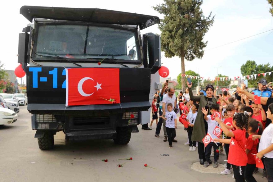 Polisler, çocuklarla Cumhuriyet’in 100. yılını kutladı