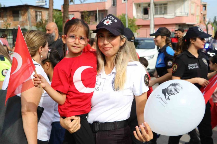 Polisler, çocuklarla Cumhuriyet’in 100. yılını kutladı