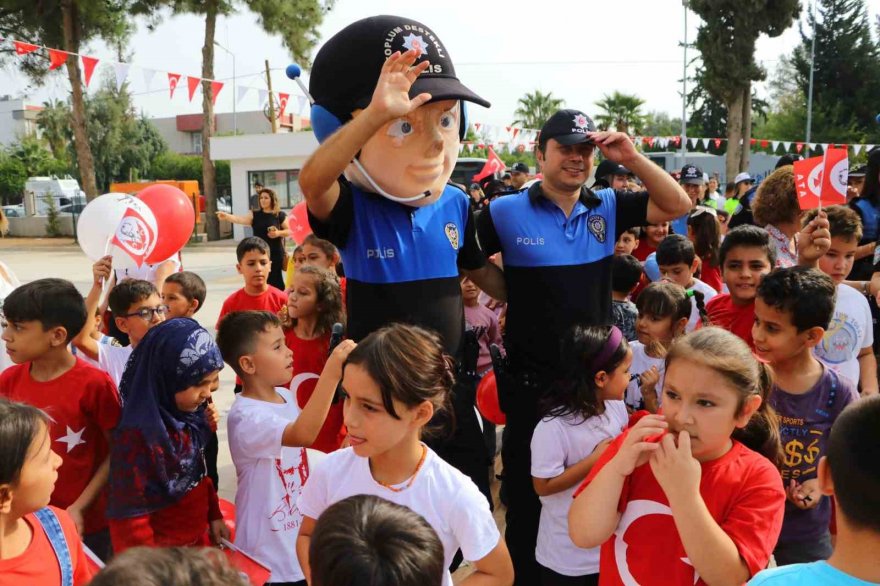 Polisler, çocuklarla Cumhuriyet’in 100. yılını kutladı