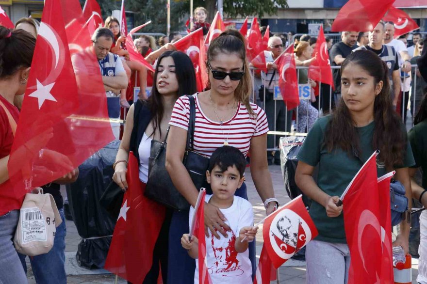 Adana’da Türkiye Cumhuriyeti’nin 100. yıl coşkusu