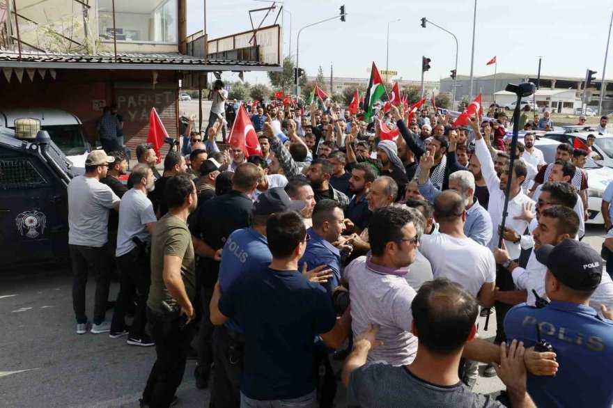 İncirlik'te gergin anlar: Gaziantep'ten gelen grup İncirlik’e girmeye çalıştı