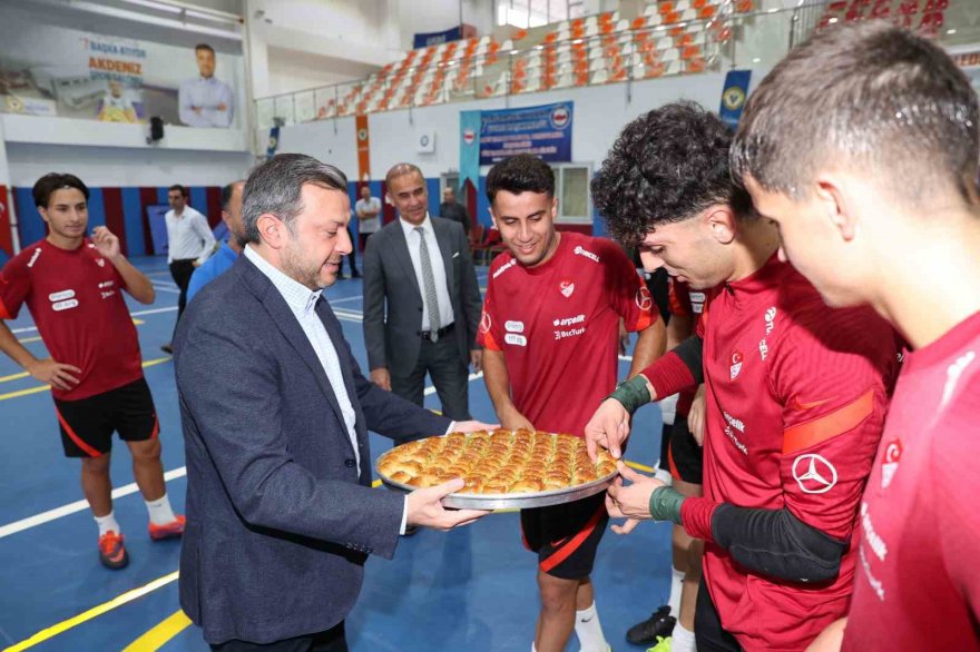 Kocaispir'den Futsal U19 Milli Takımı'nın Adana kampına ziyaret