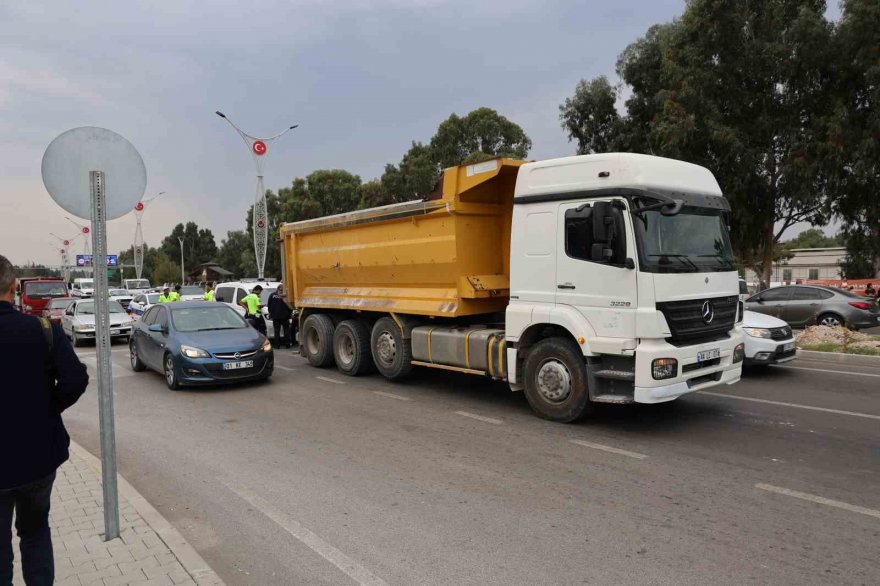 Adana'da yolun karşısına geçerken kamyonun çarptığı yaşlı adam hayatını kaybetti