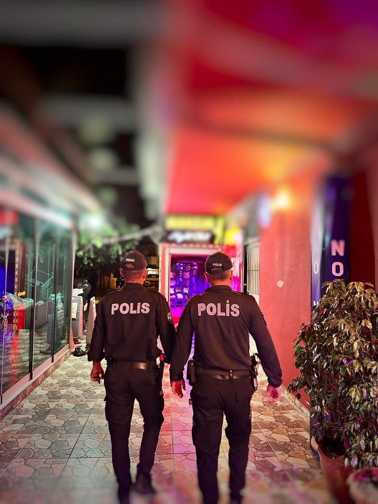 Adana’da silah, etil alkol ve kaçak alkol ele geçirildi