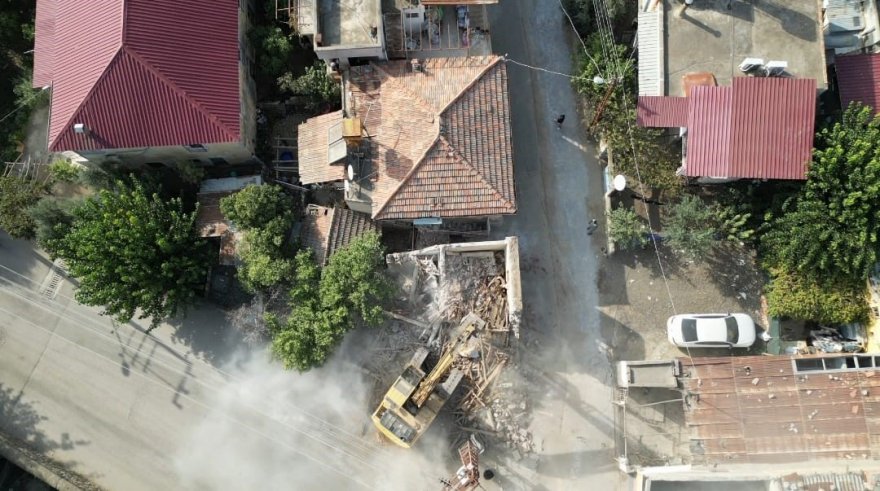 Kozan’da depremde zarar gören evler yıkılıyor