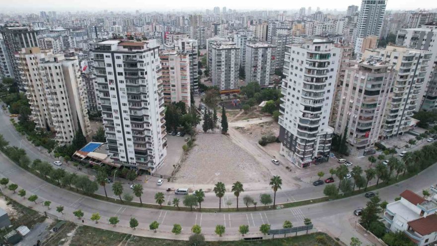 Adana’da ağır hasarlı binalar tehlike saçıyor