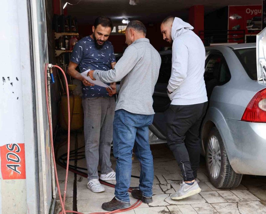 En son Adana'da görüldüler: Elinde ilanla sokak sokak kayıp kızı ve arkadaşını arıyor