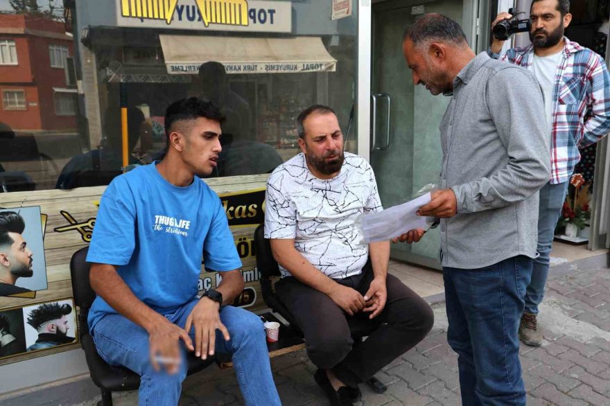 En son Adana'da görüldüler: Elinde ilanla sokak sokak kayıp kızı ve arkadaşını arıyor