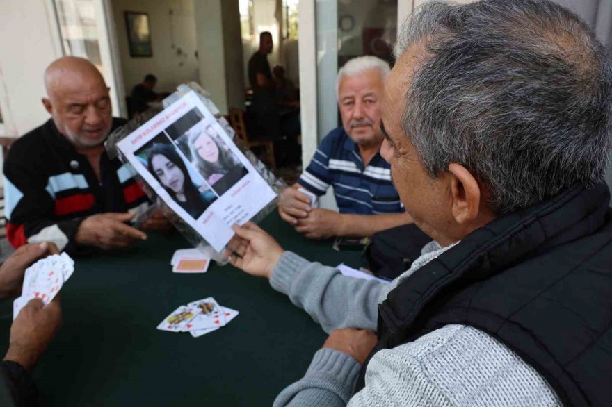 En son Adana'da görüldüler: Elinde ilanla sokak sokak kayıp kızı ve arkadaşını arıyor