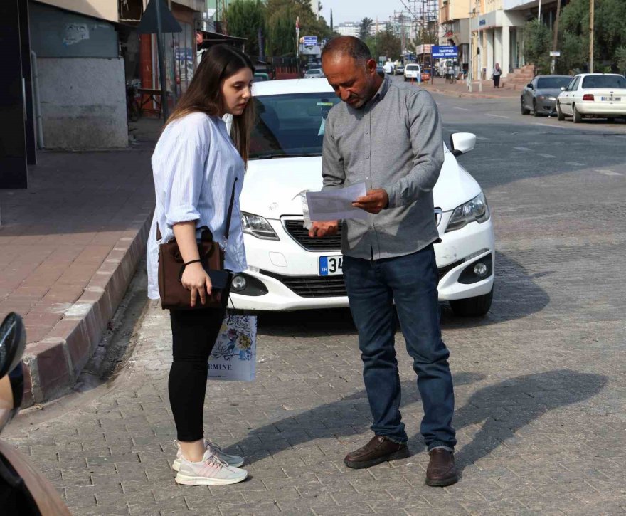 En son Adana'da görüldüler: Elinde ilanla sokak sokak kayıp kızı ve arkadaşını arıyor