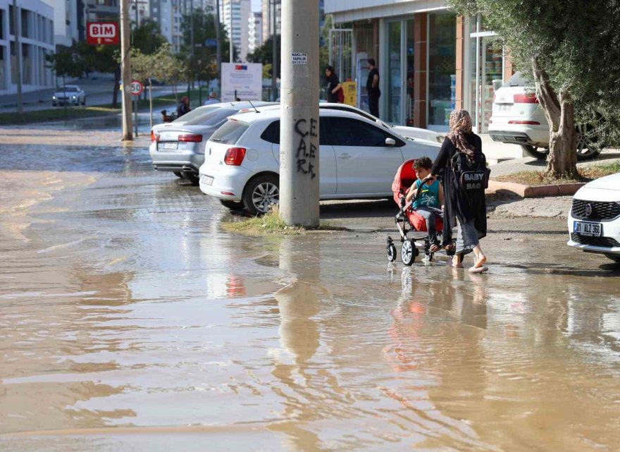 Adana'nın işlek bulvarında su borusu patladı, yollar nehre döndü