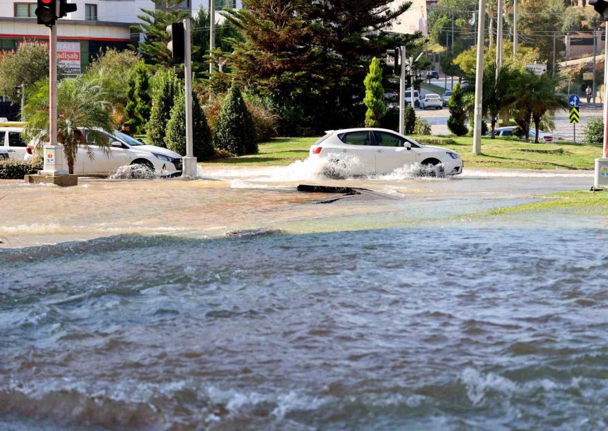 Adana'nın işlek bulvarında su borusu patladı, yollar nehre döndü